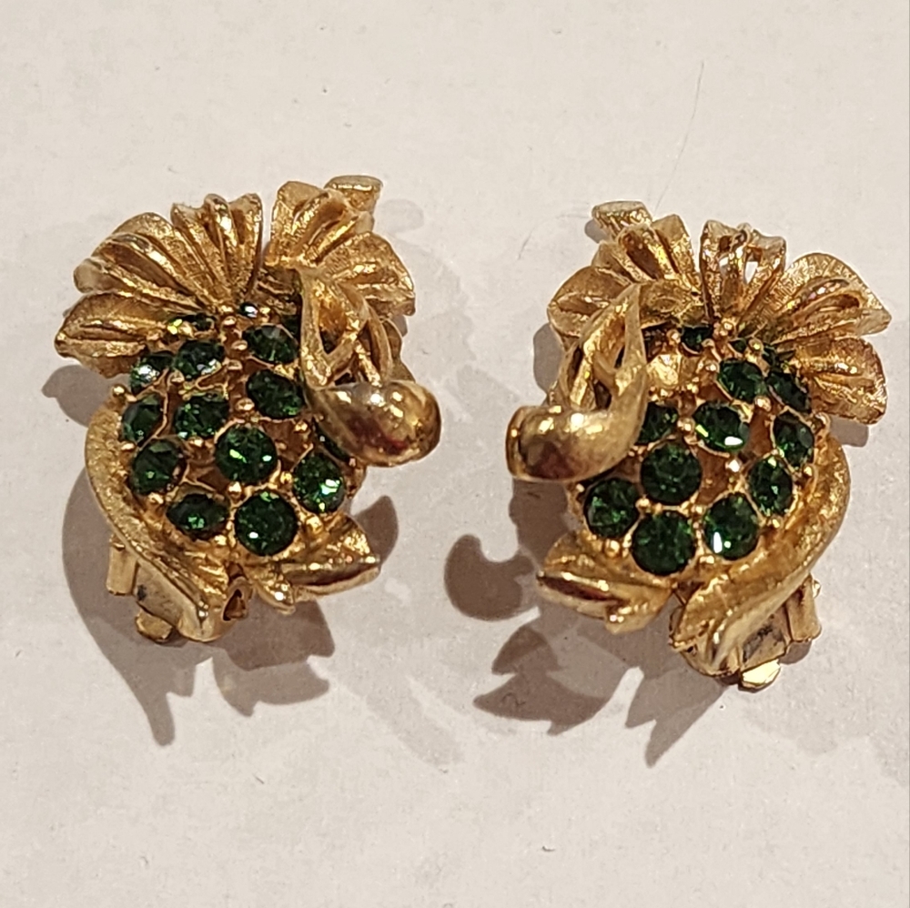 Lisner Vintage Elegant Gold and Green Clip-On Earrings